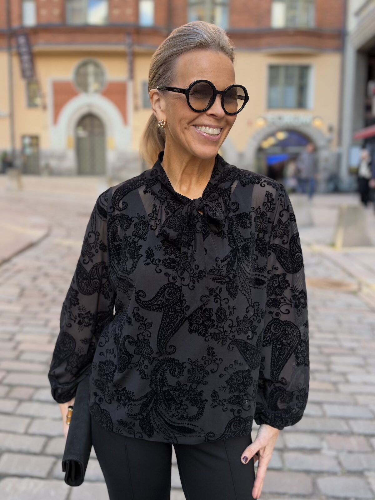Fiorella paita rusetilla; musta