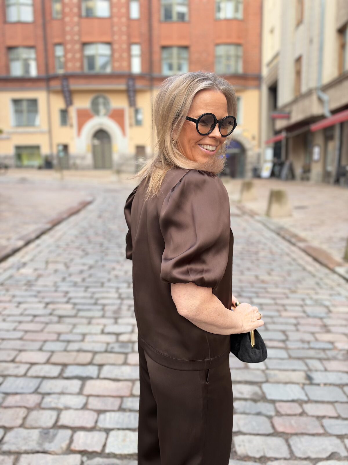 Dunja satiinipaita; tummanruskea - Image 4